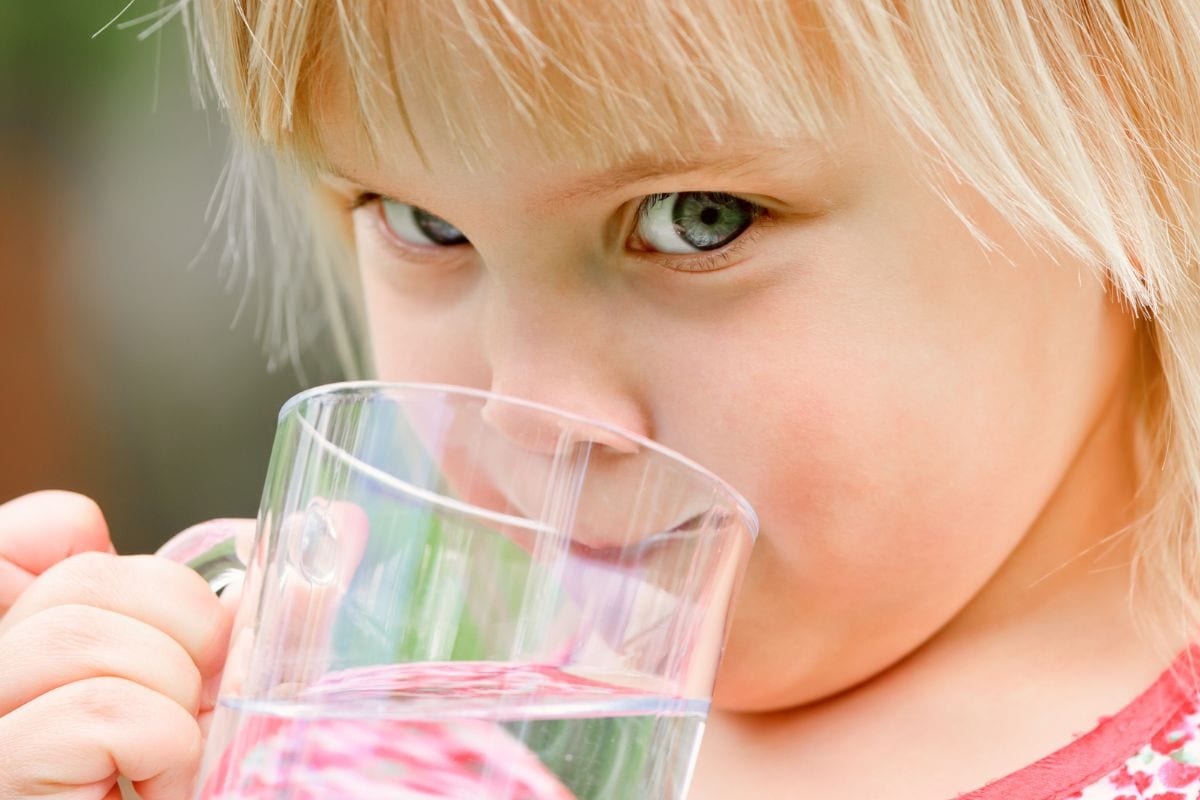 Dziecko pije miękką wodę